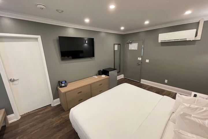 Comfort Room 1 King Bed (7 of 10)