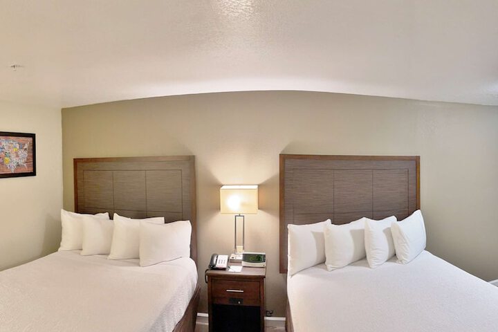 1 Queen Bed WiFi, Microwave, Refrigerator Table and Chairs Continental Breakfast (17 of 17)