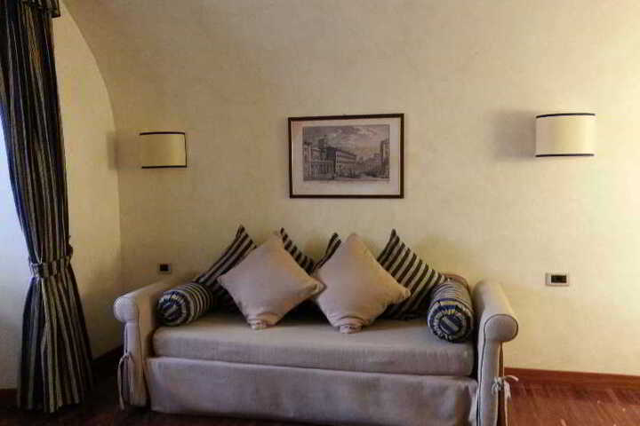 Room 2 of 10