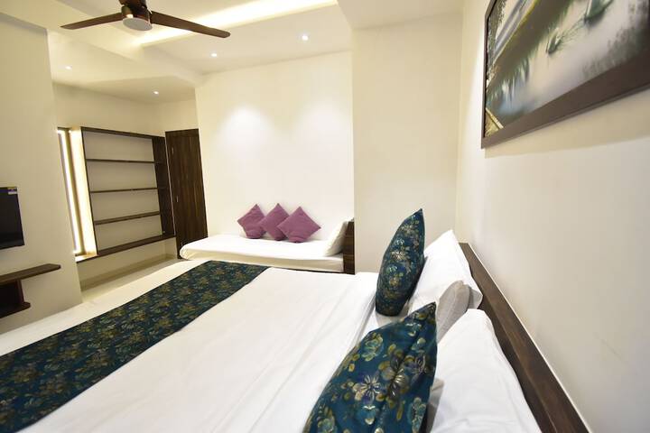 Room 17 of 33