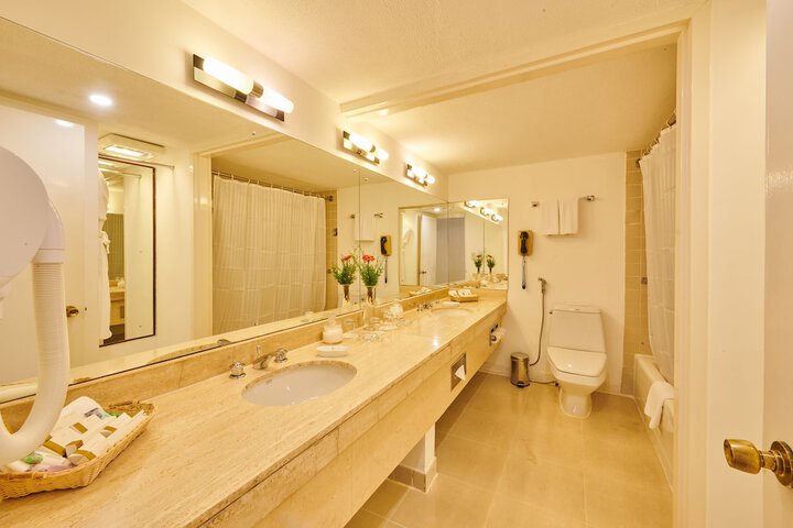 Room 33 of 48