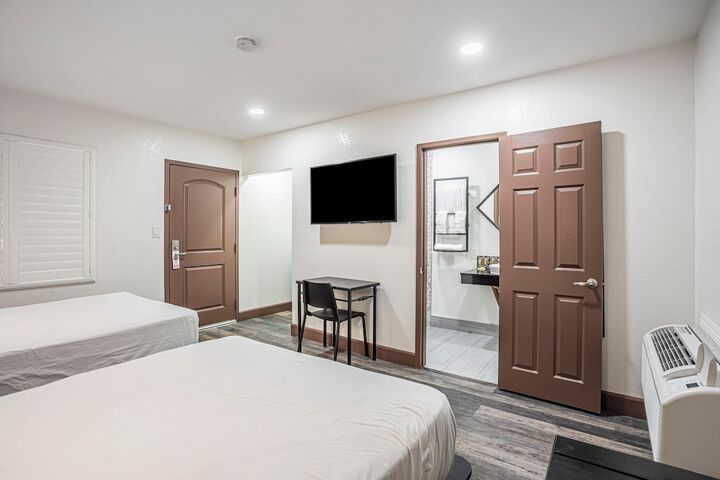 2 Double Beds (8 of 15)