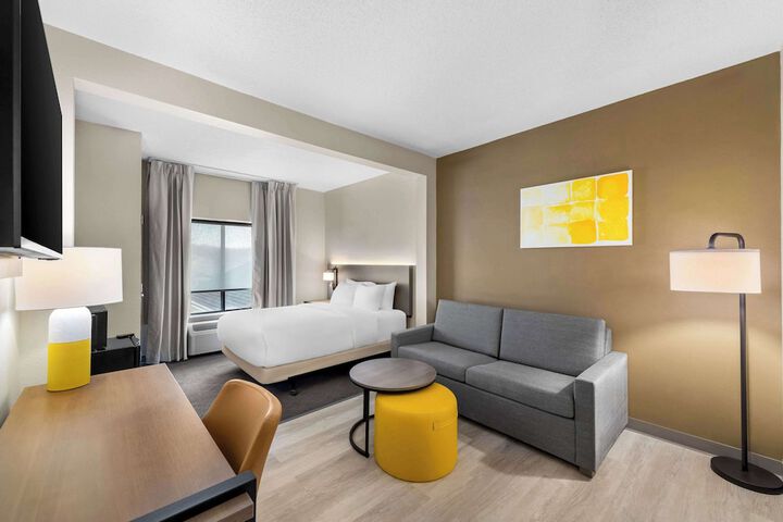 Suite Queen Bed Accessible (3 of 15)