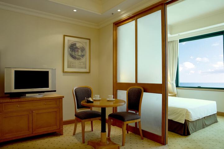 Room 11 of 37