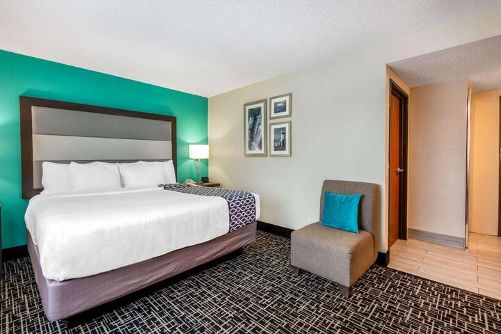 1 King Bed (3 of 10)