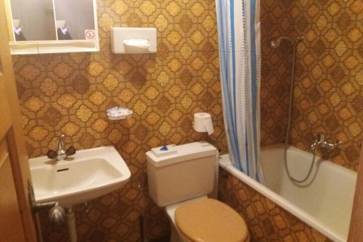 Room 13 of 32