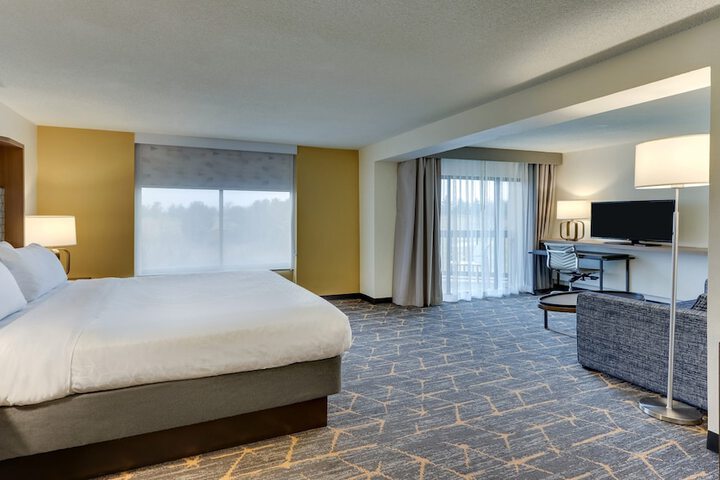 Standard King Bed Pet Friendly (3 of 29)