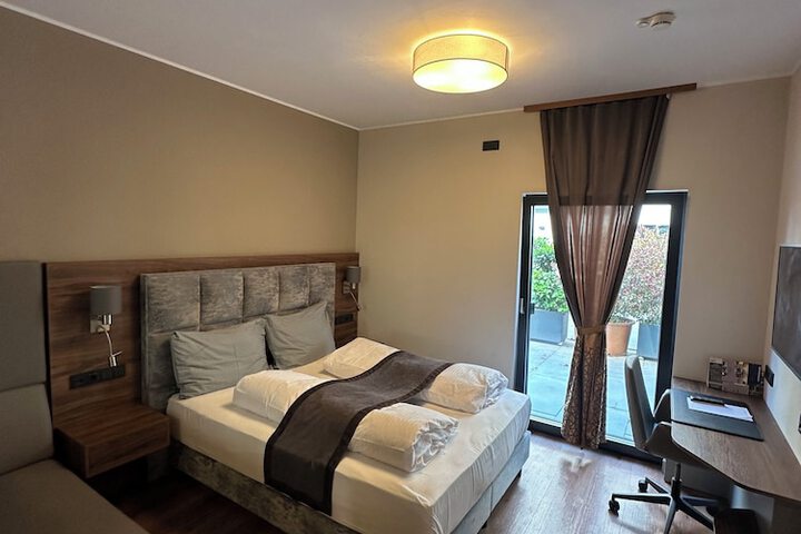Room 8 of 100