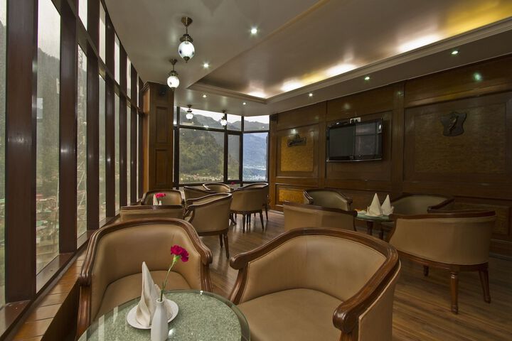 Lounge 74 of 98
