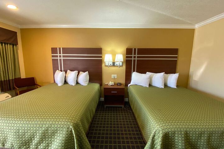 2 Queen Beds (14 of 18)