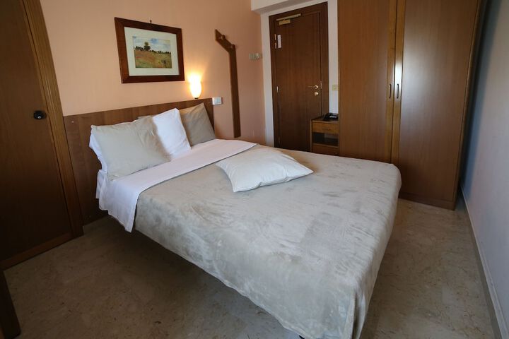 Room 6 of 30