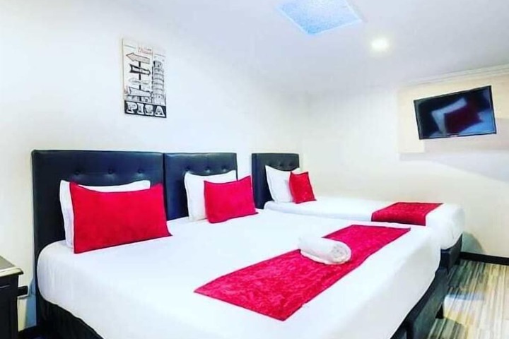 Room 6 of 12