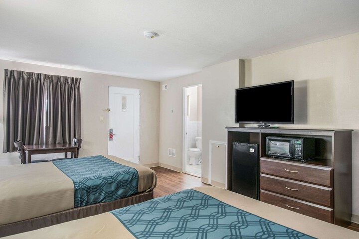 Queen Bed Accessible (18 of 18)