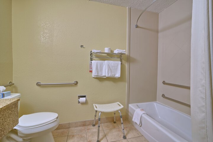 Queen Bed Bathtub Accessible (8 of 11)