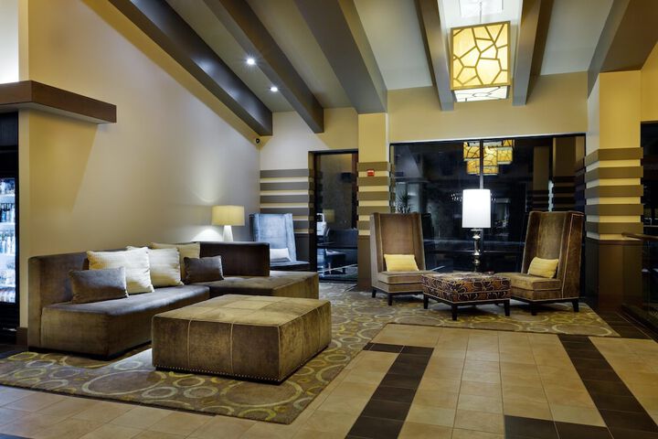 Lounge 22 of 32