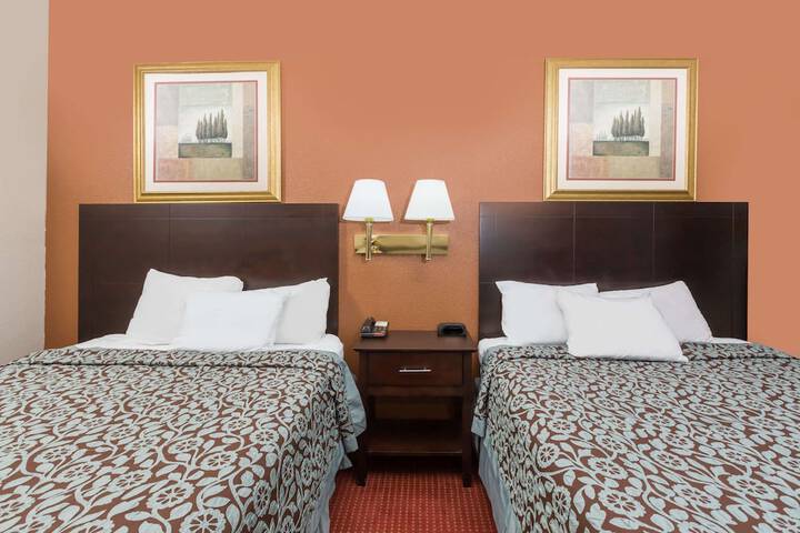 1 Queen Bed (4 of 17)