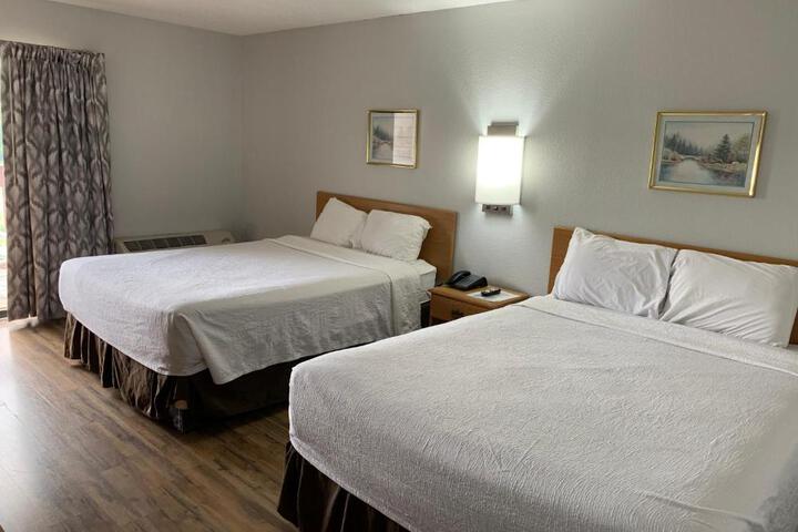 2 Queen Beds (1 of 4)