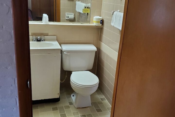 Room 6 of 12