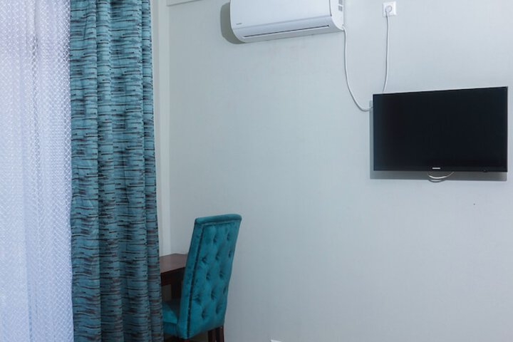Room 6 of 16