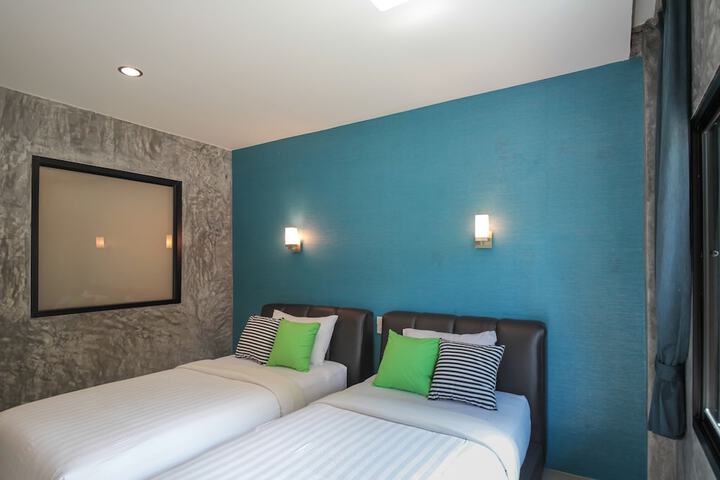 Room 13 of 152