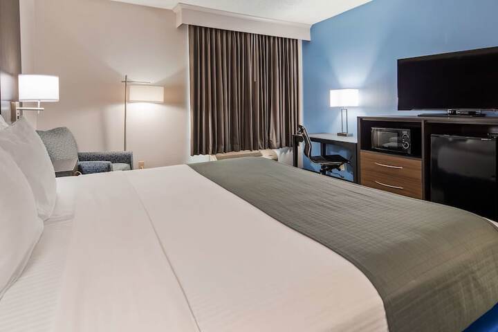 1 King Bed Ground Floor Flat Screen Television High Speed Internet Accessible Microwave (12 of 15)