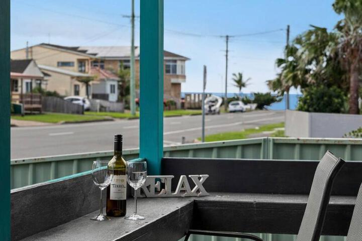 Coastal Vibes - Walk to beach Marina, Cafes and Pubs