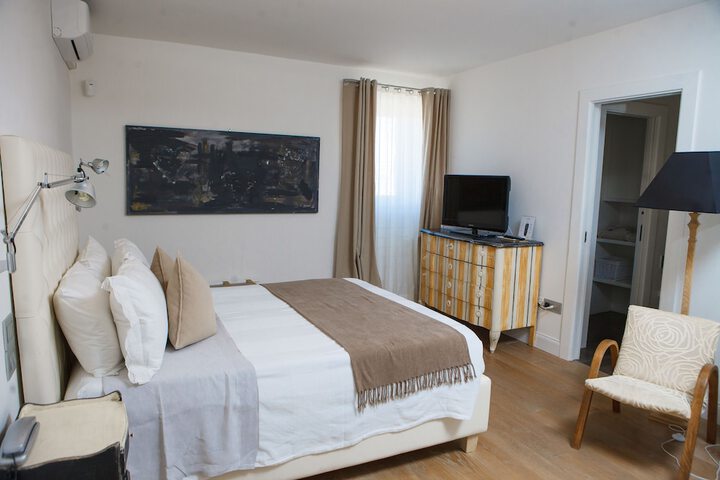Room 26 of 170