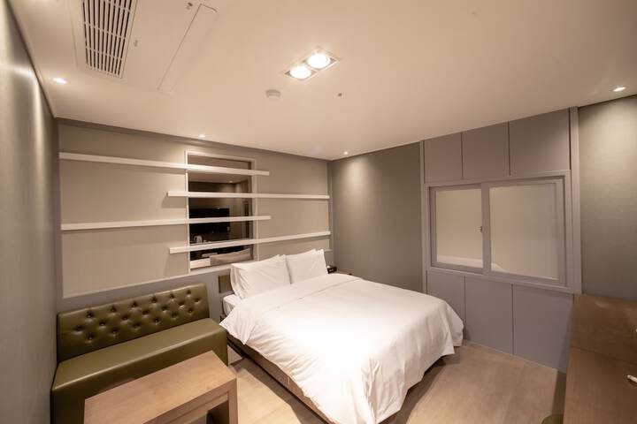 Room 6 of 28