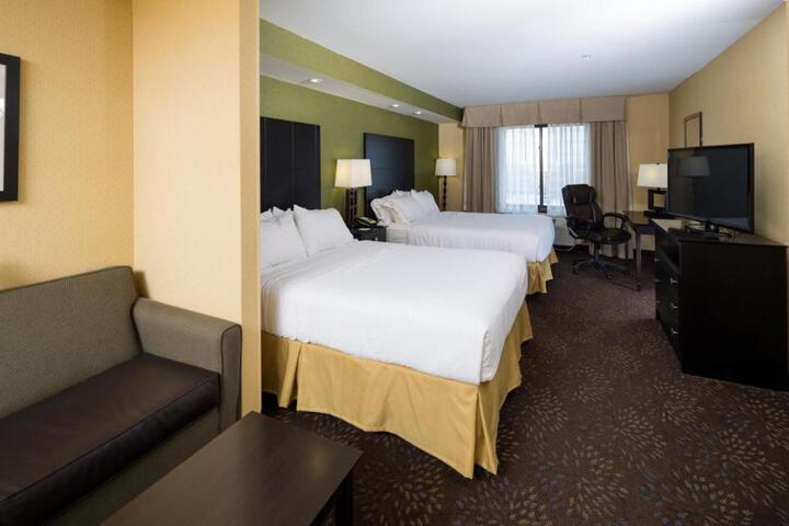 2 Queen Beds (3 of 13)