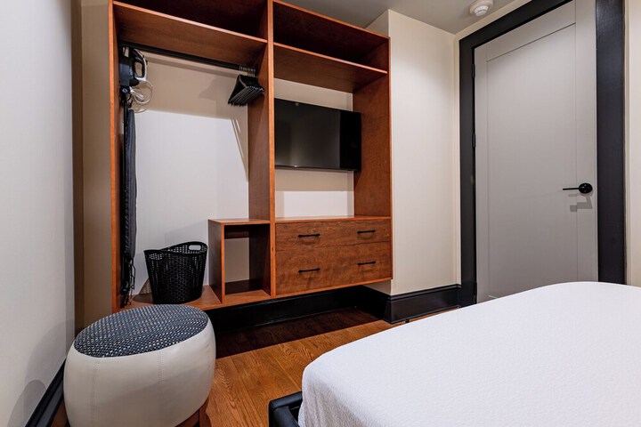 Room 109 of 341