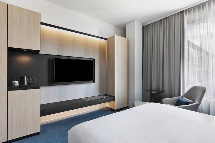 Room 11 of 39