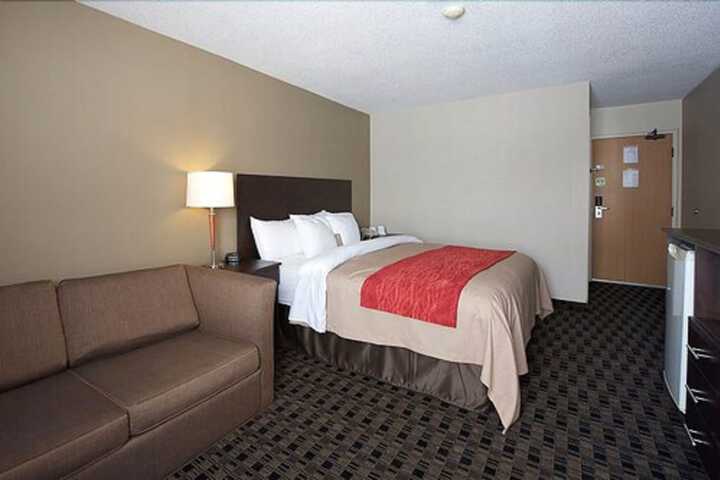 1 King Bed (5 of 7)