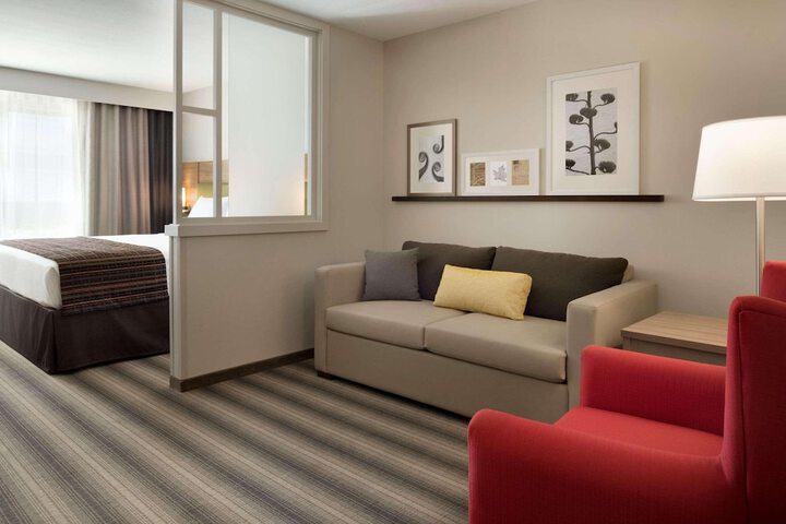 1 King Bed (3 of 6)