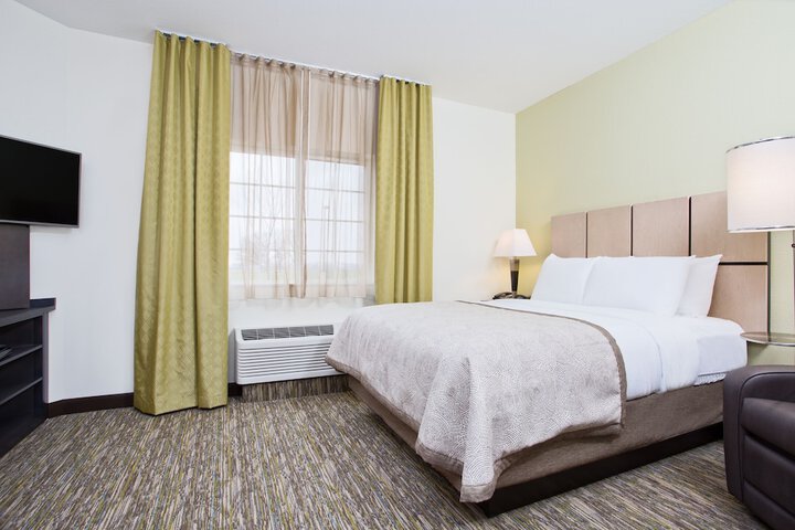 Studio Suite Queen Bed (4 of 20)