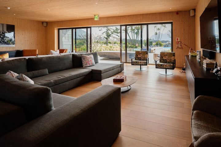 Lounge 18 of 50