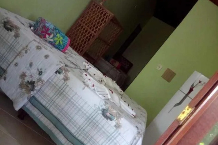 Room 4 of 8