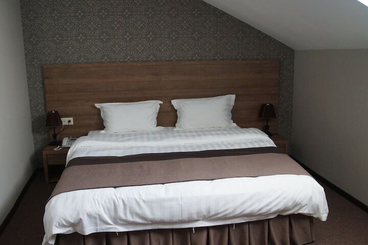 Room 4 of 50
