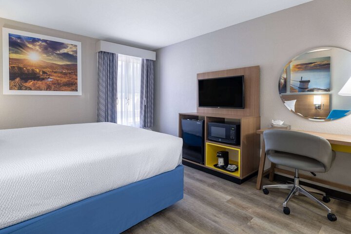 1 King Bed (11 of 17)