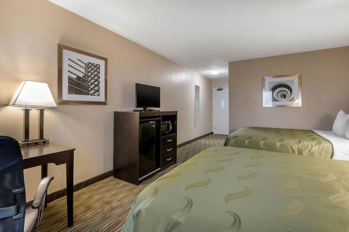 1 Queen Bed (7 of 18)