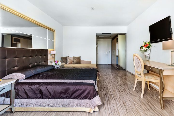 Room 13 of 90