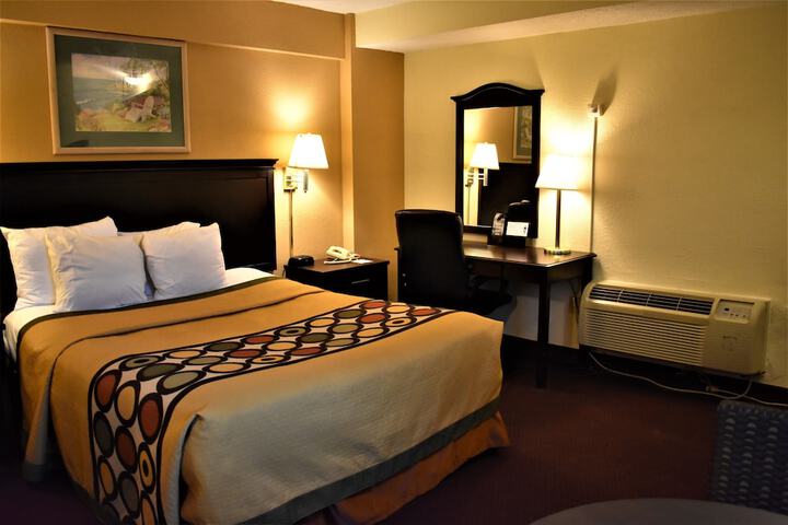 1 Queen Bed (3 of 5)