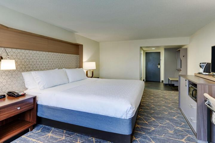 Standard King Bed Pet Friendly (18 of 29)