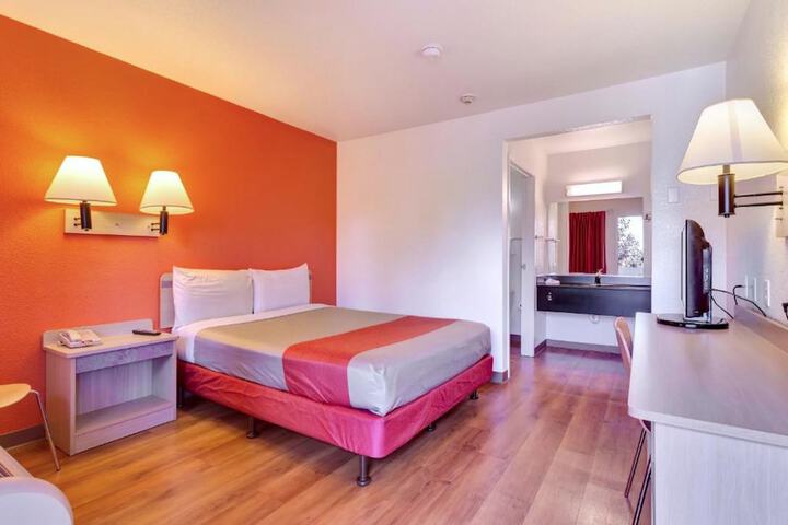1 Queen Bed (19 of 19)