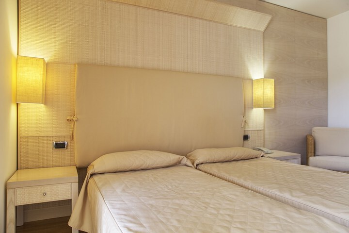 Room 6 of 28