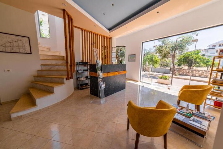 Lounge 3 of 21
