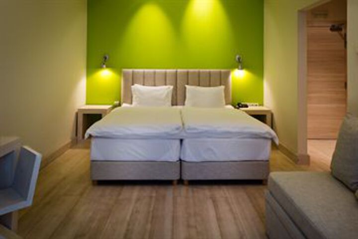 Room 34 of 60