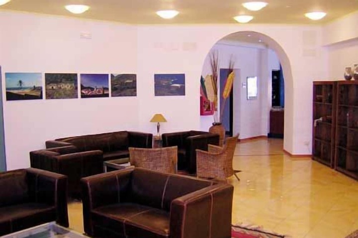 Lounge 12 of 16