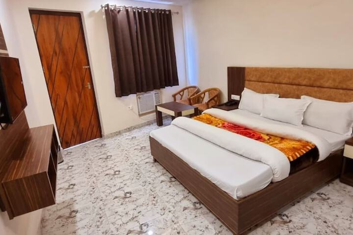 Room 3 of 8