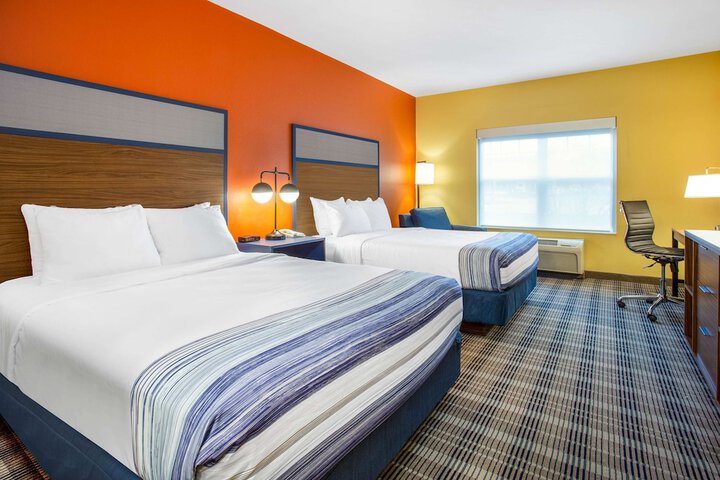 2 Queen Beds (2 of 8)