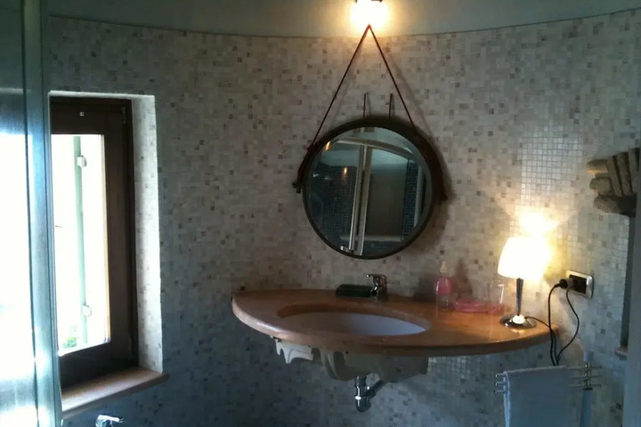 Room 4 of 8